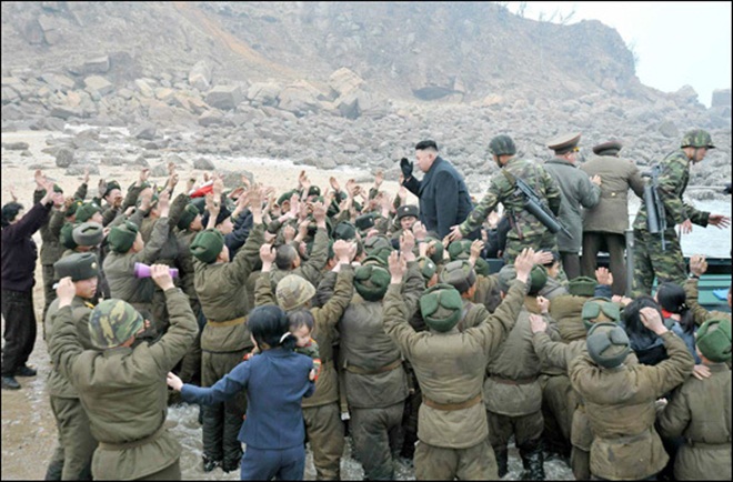 Trong ảnh là các cận vệ mặc quân phục rằn ri của ông Kim Jong-un khi nhà lãnh đạo Triều Tiên tới thăm một đơn vị quân đội. Trên vai họ là khẩu súng đặc biệt, rất ít khi xuất hiện trên các bức ảnh về quân đội Triều Tiên. Súng sử dụng băng đạn xoắn chỉ được trang bị cho đặc nhiệm và lực lượng cận vệ của ông Kim Jong-un. Triều Tiên hiện chưa công bố bất cứ tài liệu nào về băng đạn đặc biệt này. Theo phỏng đoán trên các trang tin quân sự, băng đạn xoắn xuất hiện lần đầu năm 1998, chứa được 75-100 viên đạn.