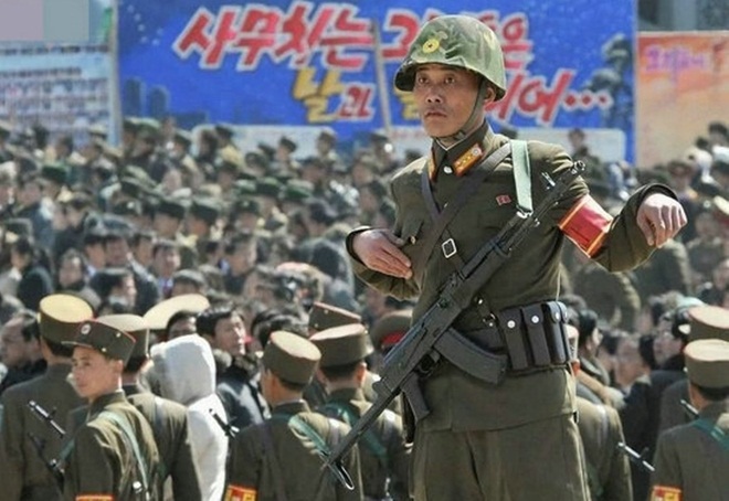 Mẫu súng được sử dụng phổ biến nhất trong quân đội Triều Tiên là AK-74 model 1988 và 1998 do Trung Quốc sản xuất. Ngoài ra, lính Triều Tiên cũng dùng súng AKS-74, biến thể thu nhỏ của AK-74, cũng do Trung Quốc sản xuất dựa trên công nghệ của Nga.