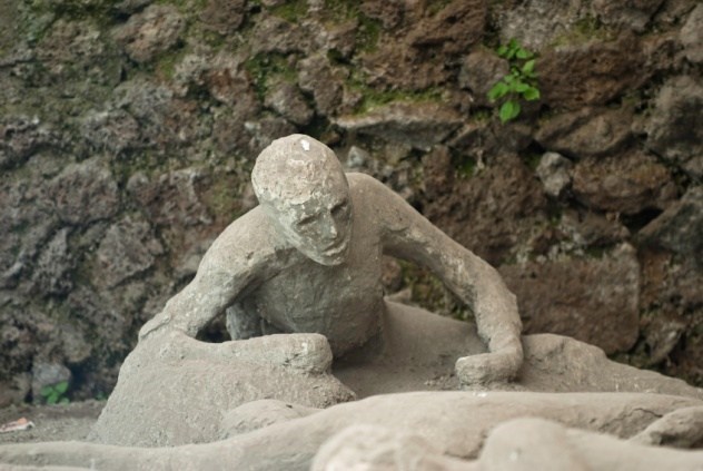 1. Thảm họa núi lửa Vesuvius phun trào ngày 24/8 năm 79 sau công nguyên đã xóa sổ toàn bộ thành phố Pompeii, La Mã. Toàn bộ 2.000 người dân từ người lớn cho đến trẻ con đều bị chôn vùi trong tro tàn của dòng nham thạch cao hơn 6m. Đây là một trong những sự kiện đẫm máu, kinh hoàng nhất lịch sử nhân loại.