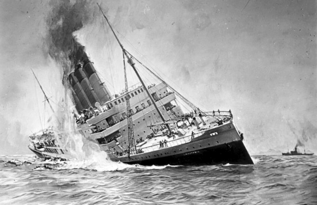 2. Ngày 1/5/1915, tàu RMS Lusitania khởi hành từ New York, Mỹ thực hiện chuyến đi trên Đại Tây Dương (tuyến giữa Liverpool, Anh, và New York, Mỹ). Trong chuyến hành trình đó, đến ngày 7/5, tàu va vào quả ngư lôi của Đức, phát nổ và nhanh chóng chìm xuống đại dương sau 18 phút. Sự kiện chìm tàu kinh hoàng này khiến 1.198 người thiệt mạng.