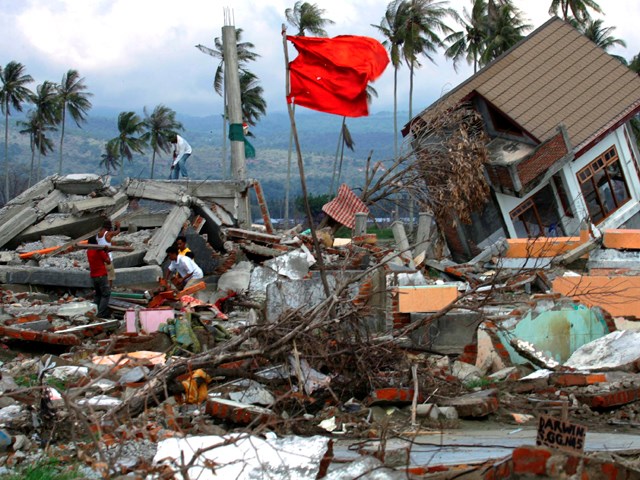 3. Vào ngày 26/12/2004, một trận động đất 9,2 độ Richter ở Ấn Độ Dương tạo ra trận sóng thần cao 30 m đánh vào bờ biển của hơn 14 quốc gia, cướp đi sinh mạng của hơn 225.000 người. Đây được coi là một trong nhữngthảm họa thiên nhiên kinh hoàng nhất lịch sử.