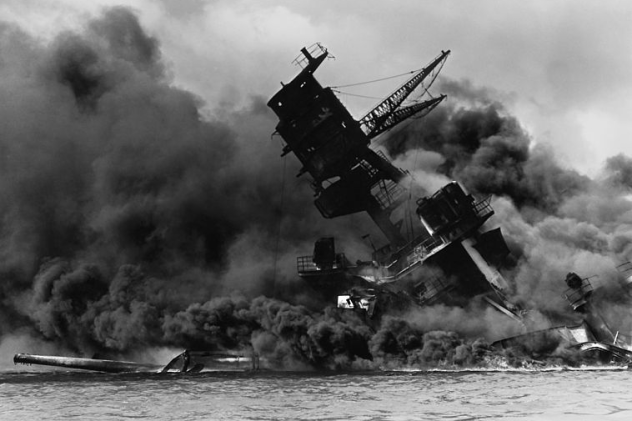 4. Trận Trân Châu Cảng là một trong những trận chiến kinh hoàng nhất trong lịch sử nhân loại. Theo đó, vào ngày 7/12/1941, quân đội phát xít Nhật bất ngờ tấn công Trân Châu Cảng - nơi Mỹ đóng quân gây thiệt hại nặng nề. Vụ tấn công kinh hoàng này đã cướp đi sinh mạng của 2.403 lính Mỹ và 1.178 người khác bị thương. Hải quân Mỹ cũng mất hàng trăm máy bay cùng nhiều chiến hạm trong trận Trân Châu Cảng.