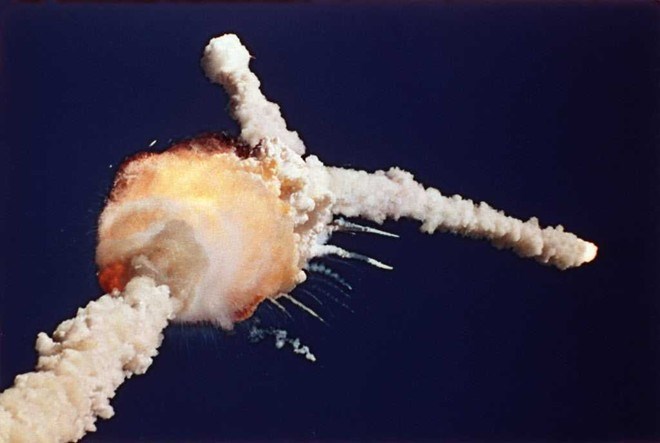 8. Vào ngày 28/1/1986, tàu con thoi Challenger của Cơ quan hàng không vũ trụ Mỹ nổ tung sau 73 giây rời bệ phóng, khiến toàn bộ 7 phi hành gia đang trên đường bay vào không gian tử nạn. Sự cố này được đánh giá là thảm kịch tàu con thoi thảm khốc nhất lịch sử nước Mỹ.