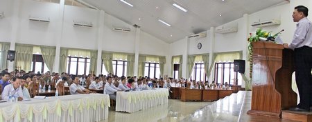 Ứng cử viên Trần Văn Rón giải trình các ý kiến kiến nghị của cử tri. 