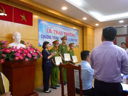 Bà Trịnh Thị Mỹ Lan- PCT UBND Quận 12 trao bằng khen cho tập thể Đội CSĐTPCTP về ma túy. ẢNH: THANH TUYỀN.