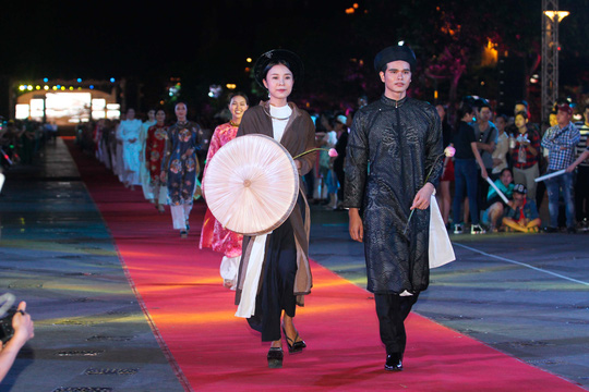 Các nhà thiết kế áo dài Việt giới thiệu bộ sưu tập mới trên phố đi bộ Nguyễn Huệ. Ước chừng sàn catwalk có chiều dài 800 m.