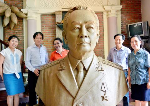 Trung tâm công viên là bức tượng chân dung Đại tướng Võ Nguyên Giáp cao 1m76, ngang 1m76  được tạc từ đá Sa thạch nguyên khối do nhà điêu khắc Lê Đình Bảo (ảnh trên, đứng thứ 2 từ phải sang) thực hiện từ tháng 12 năm 2015 tại Hà Nội.