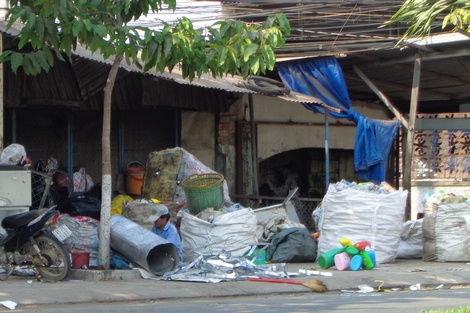 Một điểm thu mua phế liệu trong nội ô TP Vĩnh Long để phế liệu chiếm hết cả vỉa hè dành cho người đi bộ.