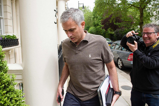 HLV Mourinho được cánh phóng viên vây quanh mỗi lần ra khỏi nhà