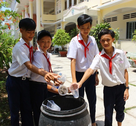 Học sinh gom vỏ chai gây quỹ vừa giúp bạn nghèo vừa bảo vệ môi trường.