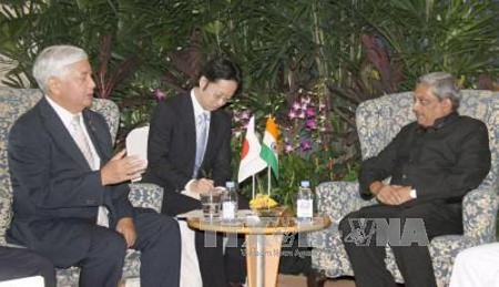 Bộ trưởng Quốc phòng Nhật Bản Gen Nakatani (trái) và người đồng nhiệm Ấn Độ Manohar Parrikar (phải). Ảnh: Kyodo/TTXVN