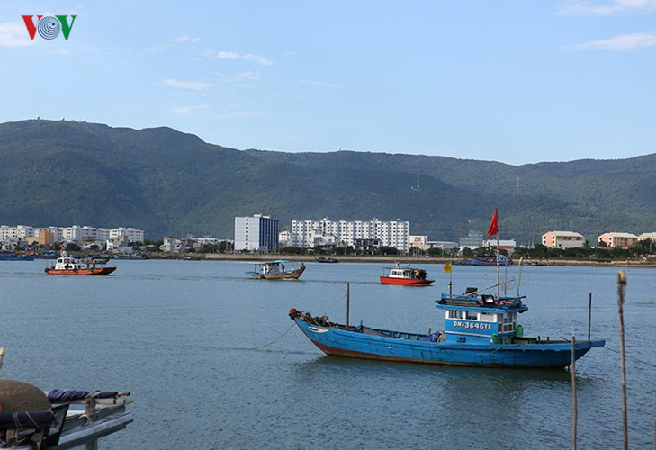 Tàu của lực lượng cứu hộ đưa thi thể ông Cường chuẩn bị cập cầu cảng Thuận Phước.