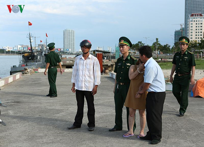 Vợ ông Cường ra cầu cảng Thuận Phước để nhận diện chồng nhưng dám nhìn vào con tàu đưa thi thể nạn nhân vào bờ.