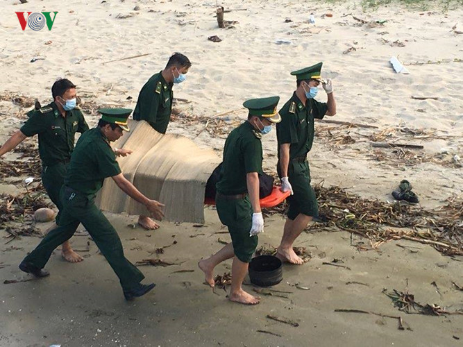 Lực lượng chức năng đưa thi thể ông Phạm Tấn Cường lên bờ.