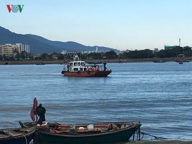 Ít phút sau khi tìm thấy thi thể ông Cường, các thợ lặn cũng đã tìm thấy thi thể cháu Trịnh Kim Phượng (7 tuổi, quê Bắc Kạn) trên sông Hàn ở phía bờ đông thuộc địa bàn quận Sơn Trà.
