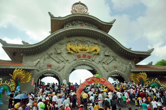 Hàng ngàn người dân đổ về KDL Suối Tiên (quận 9, TP.HCM), để tham quan và thưởng thức lễ hội trái cây Nam bộ được tổ chức tại đây.