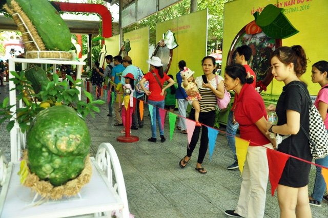 Với hơn 300 loại trái cây mang đến sự ngạc nhiên thích thú cho du khách với những củ, quả khổng lồ được trang trí vui nhộn: Bí Ngô Mỹ trên 100kg, củ Nần trên 50 kg, bưởi da xanh trên 5kg,…