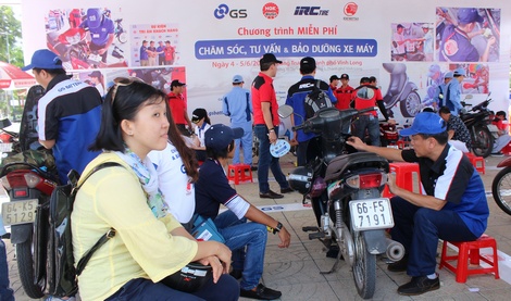 Các kỹ thuật viên thực hiện 4 nội dung chăm sóc xe máy tại sự kiện.