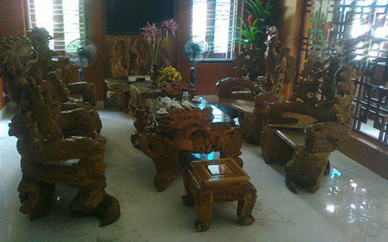 Một đại gia trong ngành lâm sản, khoáng sản ở Tuyên Quang mạnh tay chi 10 tỷ để sắm bộ bàn ghế làm bằng gỗ quý