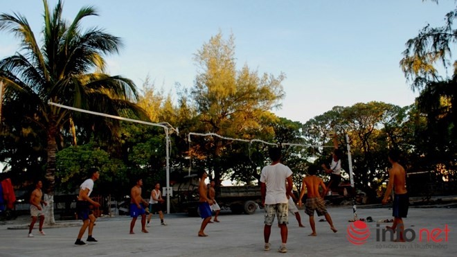 Những ngư dân ở đây cũng thường xuyên tham gia vào các hoạt động thể thao trên đảo, như bóng chuyền, bóng đá, bóng bàn...