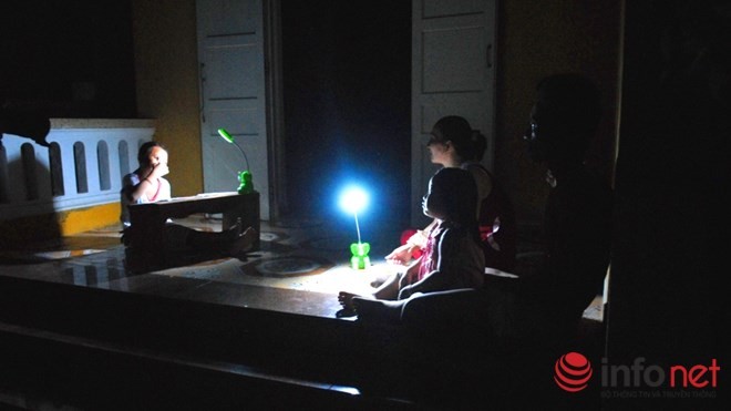Một gia đình trên đảo Song Tử Tây quây quần bên nhau trong một buổi tối mất điện,