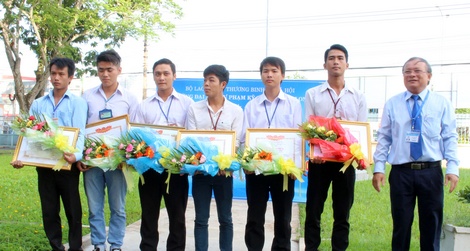 Hiệu trưởng Trường ĐH Sư phạm kỹ thuật Vĩnh Long trao giấy khen và tiền thưởng cho sinh viên.