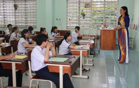  Giám thị hướng dẫn quy chế, cách đánh trắc nghiệm cho thí sinh trước giờ thi môn Ngữ văn tại hội đồng thi THPT Chuyên Nguyễn Bỉnh Khiêm.