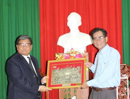 Ngài Somxay Sanam- oune- Tổng Lãnh sự quán nước CHDCND Lào tại TP Hồ Chí Minh tặng quà lưu niệm cho lãnh đạo UBND tỉnh.