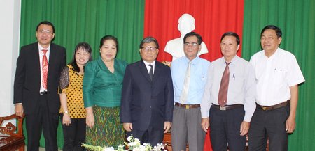 Ông Lê Quang Trung chụp ảnh lưu niệm cùng ngài Somxay Sanam- oune- Tổng Lãnh sự quán nước CHDCND Lào tại TP Hồ Chí Minh (thứ tư, từ trái sang).