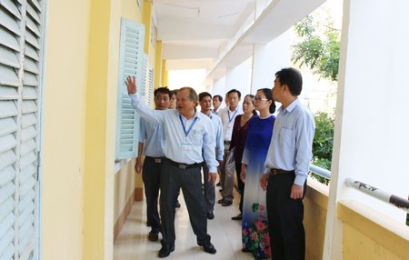 Đoàn kiểm tra tại điểm thi Trường THPT Nguyễn Thông.