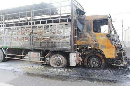 Chiếc xe tải chở vôi bột bốc cháy trên Quốc lộ 1 đoạn qua xã Quỳnh Văn, huyện Quỳnh Lưu - Ảnh: NGUYỄN LÊ