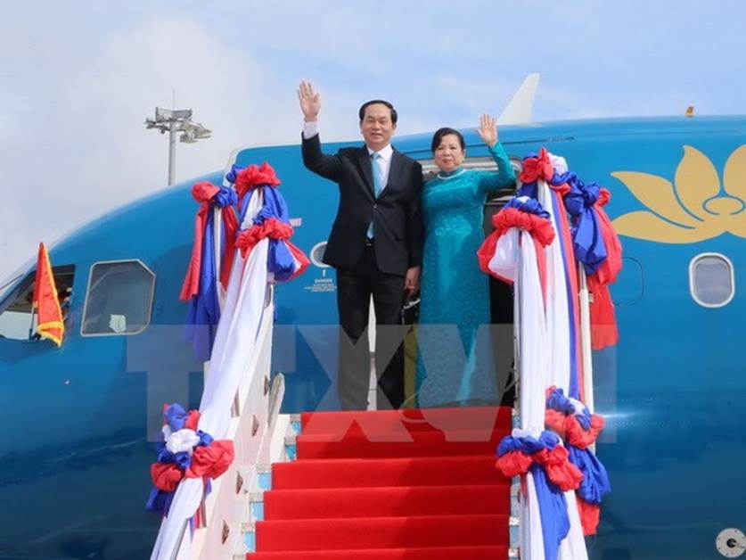 Chủ tịch nước Trần Đại Quang và phu nhân đến sân bay quốc tế Wattay. (Ảnh: Nhan SángTTXVN)