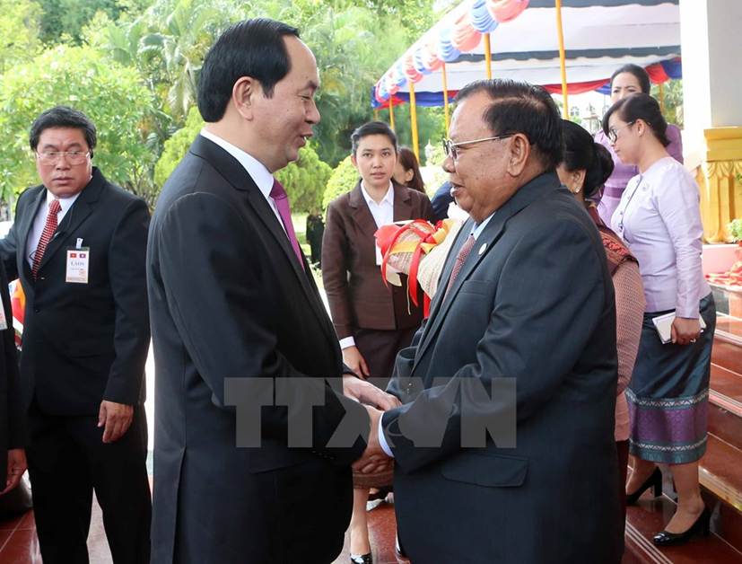 Tổng Bí thư, Chủ tịch nước CHDCND Lào Bounnhang Volachith đón Chủ tịch nước Trần Đại Quang. (Ảnh: Nhan Sáng/TTXVN)