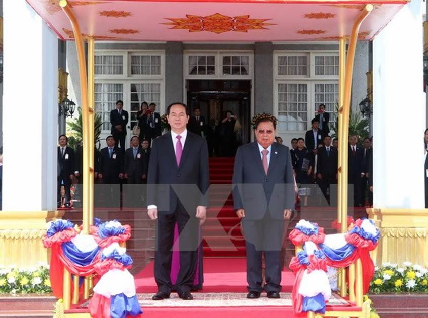 Chủ tịch nước Trần Đại Quang và Tổng Bí thư, Chủ tịch nước CHDCND Lào Bounnhang Volachith trên bục danh dự nghe Quân nhạc cử Quốc ca hai nước. (Ảnh: Nhan Sáng/TTXVN)