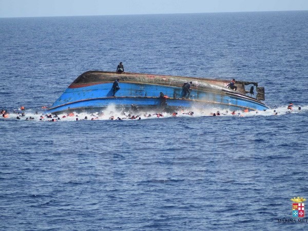 Thuyền chở người di cư bị lật ở ngoài khơi bờ biển Libya. (Nguồn: EPA/TTXVN)