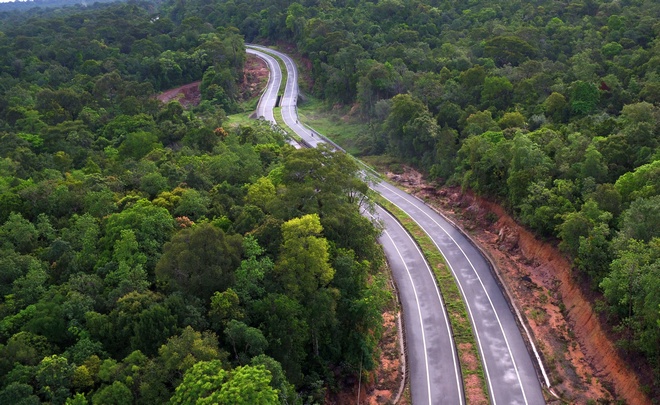 Con đường từ bến phà Thạnh Thới dài hơn 30 km về thị trấn Dương Đông được trải nhựa uốn lượn giữa rừng nguyên sinh trên đảo