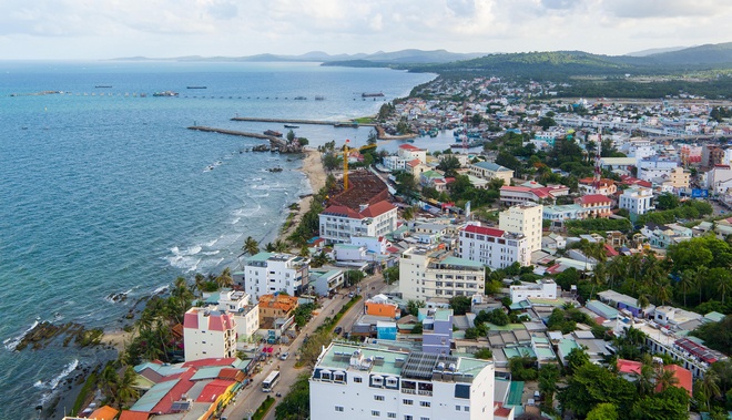 Thị trấn Dương Đông nhộn nhịp đông đúc và sầm uất với rất nhiều nhà cao tầng và các resort cao cấp ven biển