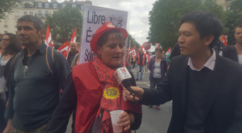 Phóng viên Việt Sơn phỏng vấn một người biểu tình