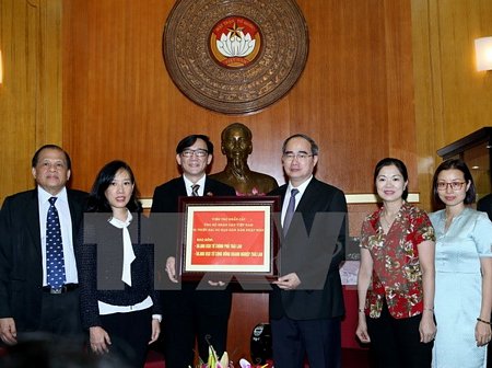Đại sứ Manopchai Vongphakdi trao 100.000 USD của Chính phủ và Cộng đồng doanh nghiệp Thái Lan ủng hộ nhân dân Việt Nam bị thiệt hại do hạn hán xâm nhập mặn. (Ảnh: Nguyễn Dân/TTXVN)