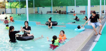 Dịp hè, hồ bơi trở thành nơi vui chơi, thư giãn của nhiều trẻ.
