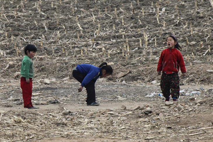 Trẻ em Triều Tiên chơi trên bờ sông Áp Lục gần thị trấn Sinuiju của Triều Tiên. Ảnh: Reuters.