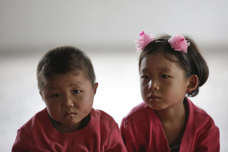 Trẻ mồ côi Triều Tiên đón đoàn nước ngoài tới thăm cô nhi viện ở tỉnh Bắc Hwanghae. Ảnh: Reuters.