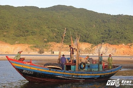 Tàu cá cứu sống phi công Nguyễn Hữu Cường đã cập cảng cửa Sót (Hà Tĩnh) lúc 18h tối 15/6 - Ảnh: Phan Hiếu