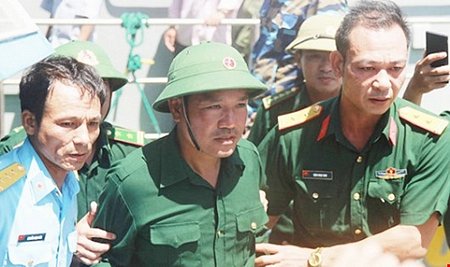 Thiếu tá Nguyễn Hữu Cường an toàn vào bờ sau khi được ngư dân cứu (ảnh Phạm Đức) 