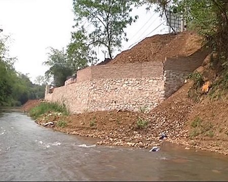Năm 2015, Ông Quý xây kè, lấn đất suối Gủn, Khi lũ về đã quét sập kè (Nguồn: caobang.gov)