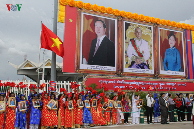 Bà con Việt kiều tại Campuchia chào đón Chủ tịch nước và Phu nhân.