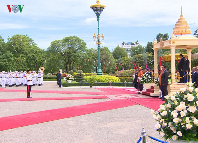 Quốc vương Norodom Sihamoni mời Chủ tịch nước Trần Đại Quang bước lên bục danh dự, Quốc thiều hai nước được cử hành, hòa trong tiếng nhạc trầm hùng.
