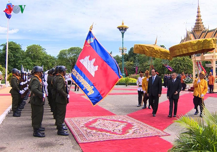  Quốc vương Norodom Sihamoni mời Chủ tịch nước Trần Đại Quang duyệt đội danh dự quân đội Hoàng gia Campuchia.