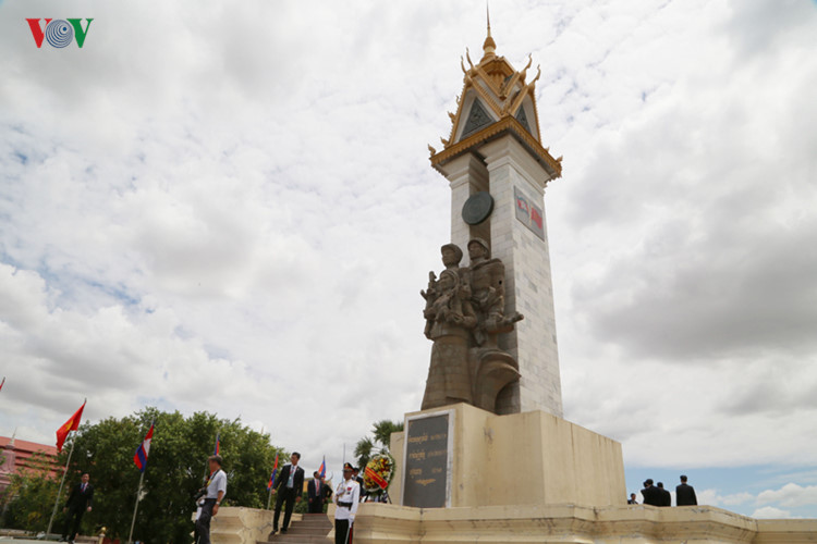  Trước đó, Chủ tịch nước và đoàn cấp cao nước ta đã tới đặt vòng hoa tại đài Độc lập. Công trình được xây dựng từ 1958 hoàn thành ngày 9-11-1962 đánh dấu người Campuchia đã hoàn toàn độc lập thoát khỏi ách thống trị của nước ngoài. 