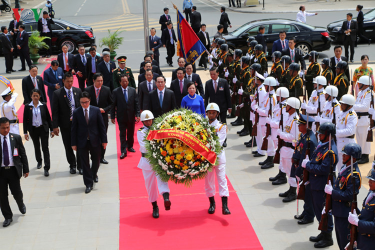 Chủ tịch nước Trần Đại Quang cùng Phu nhân đặt hoa tại đài Độc lập.